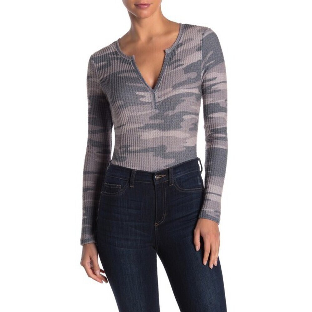 Socialite Women's Split V-Neck Waffle Knit Bodysuit In Charcoal Camo Size M